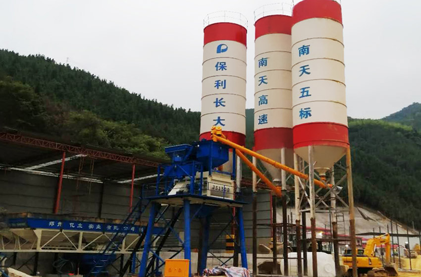 中型工程搅拌站生产现场
